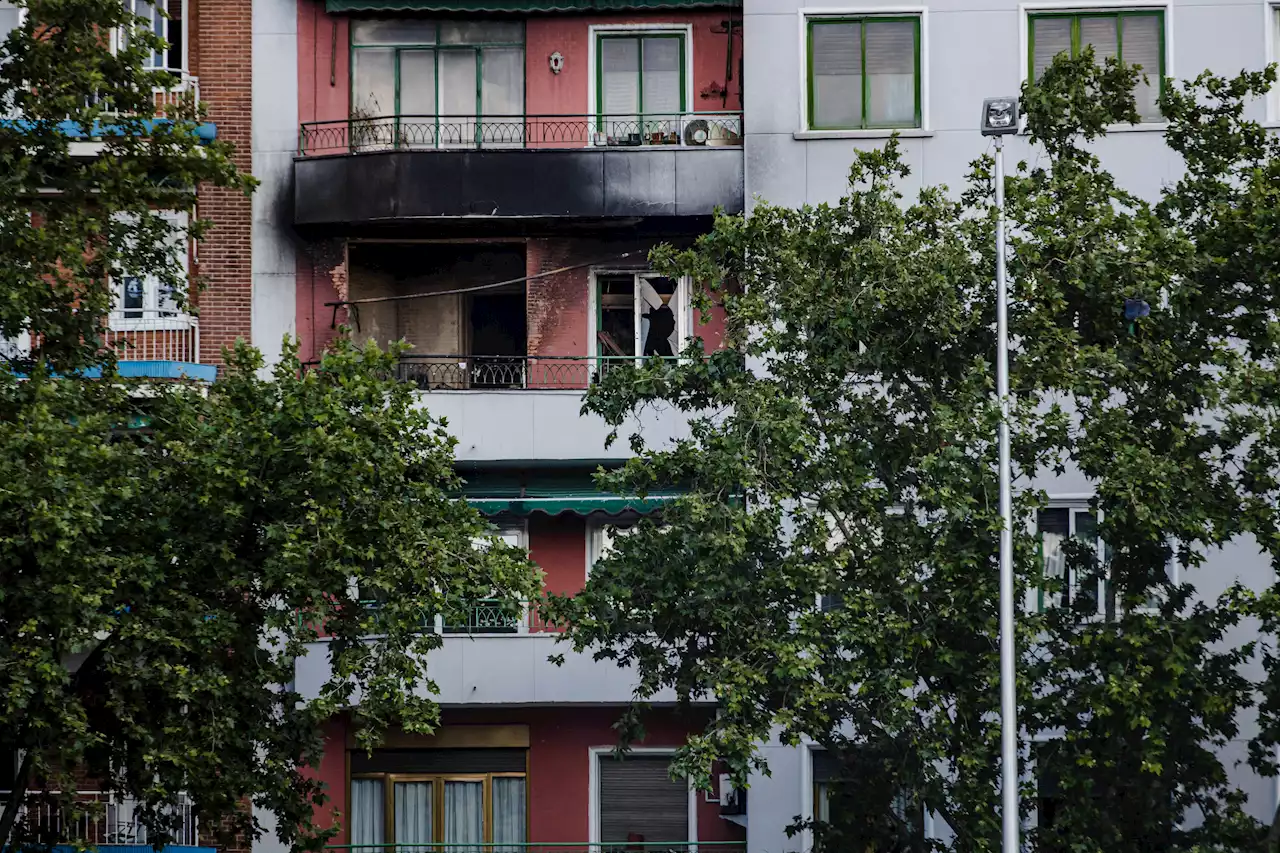 Muere un hombre en el incendio de un piso en calle Embajadores