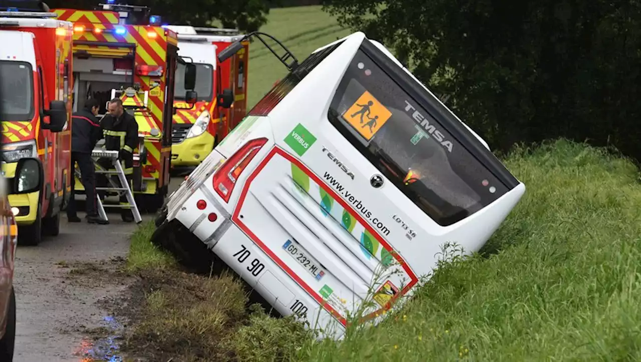 Près de Toulouse, onze enfants bloqués dans un bus scolaire qui s'est couché dans un fossé