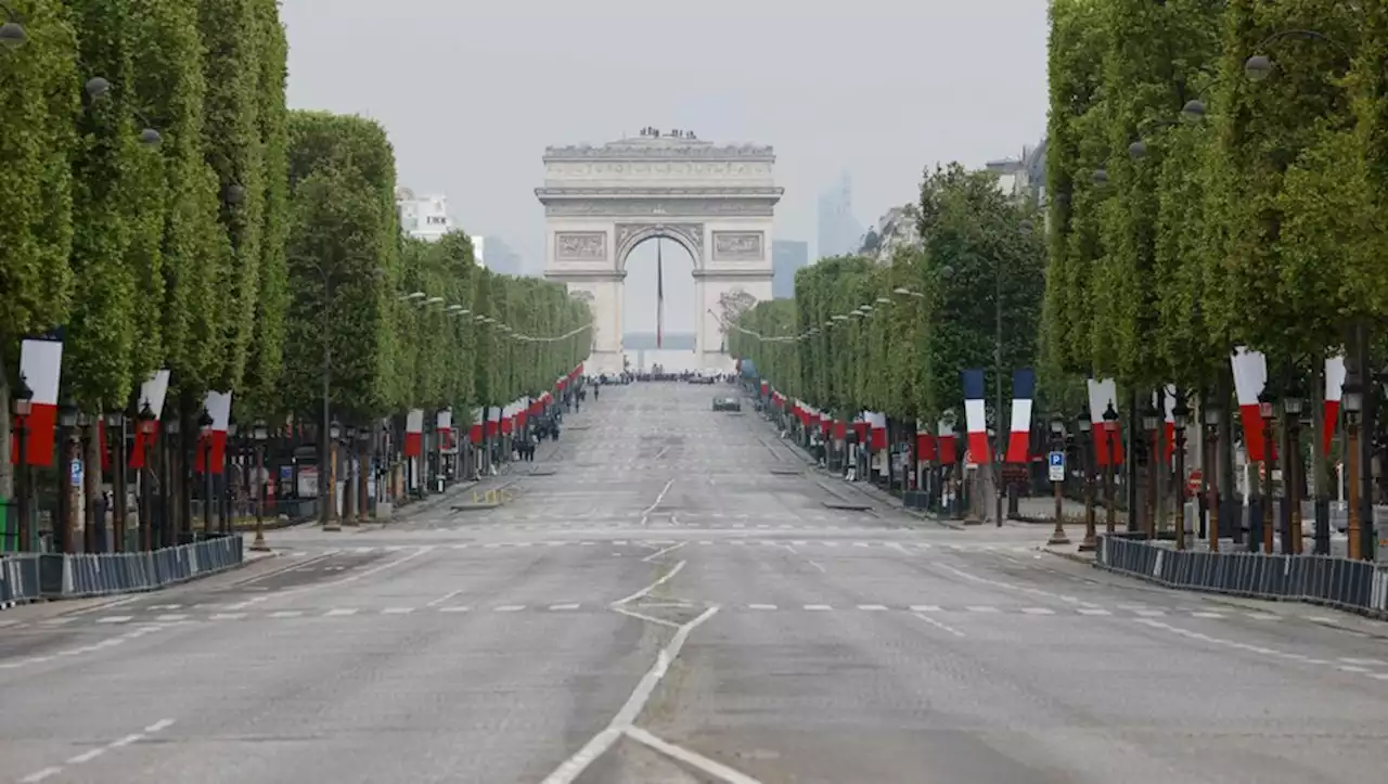 [VIDEO] Emmanuel Macron défilant seul sur les Champs-Elysées pour le 8-Mai : pourquoi ces images n'ont rien d'inhabituel