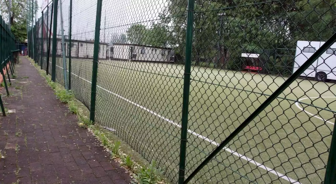 Roma, bomba carta lanciata in campo dopo la partita amatoriale: feriti 3 calciatori