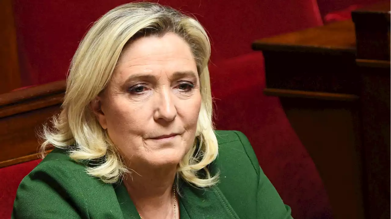 Des « proches » de Marine Le Pen dans le défilé d’extrême droite à Paris ? La cheffe du RN réfute