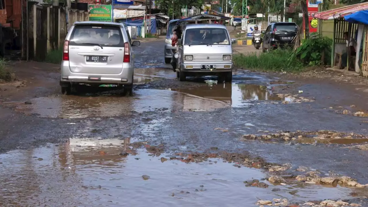 Asosiasi Logistik: Akibat Jalan Rusak, Waktu Tempuh Harusnya 1 Jam Jadi 5 Jam