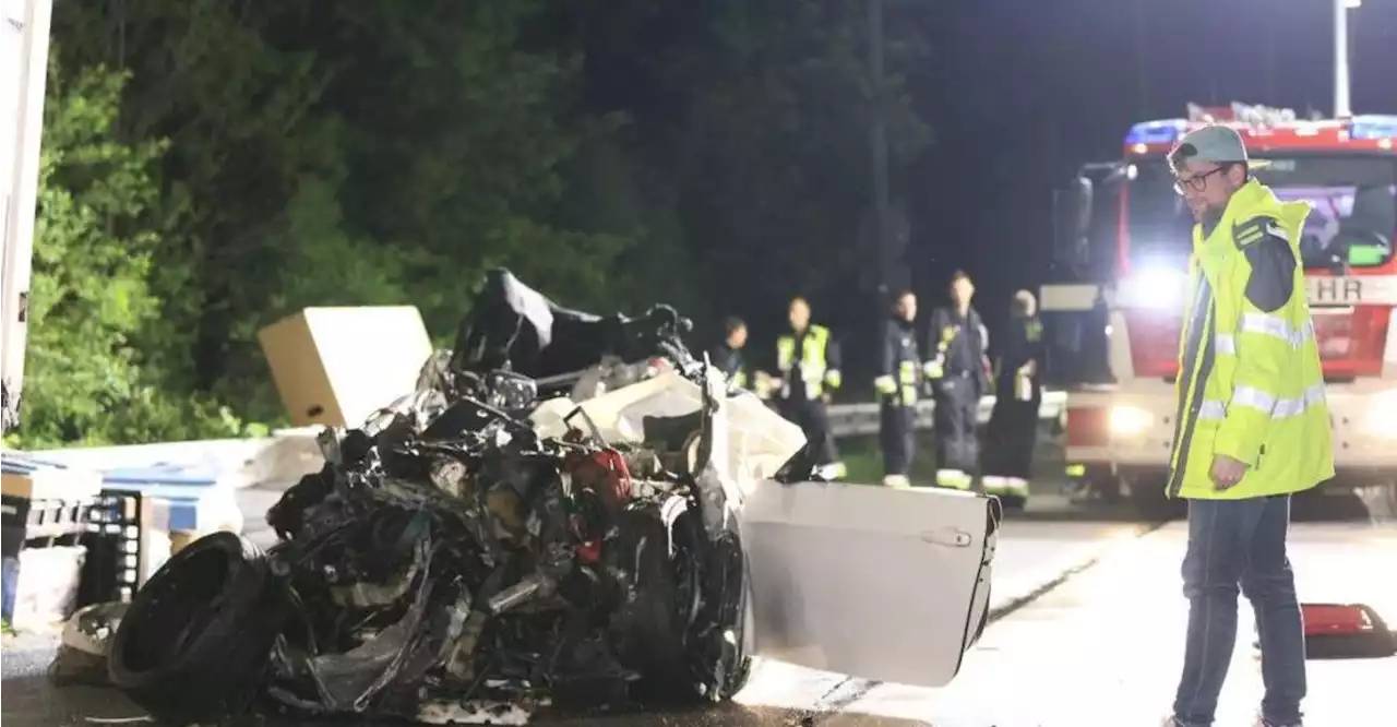 21-Jähriger fährt mit BMW in geparkten Lkw-Anhänger und stirbt