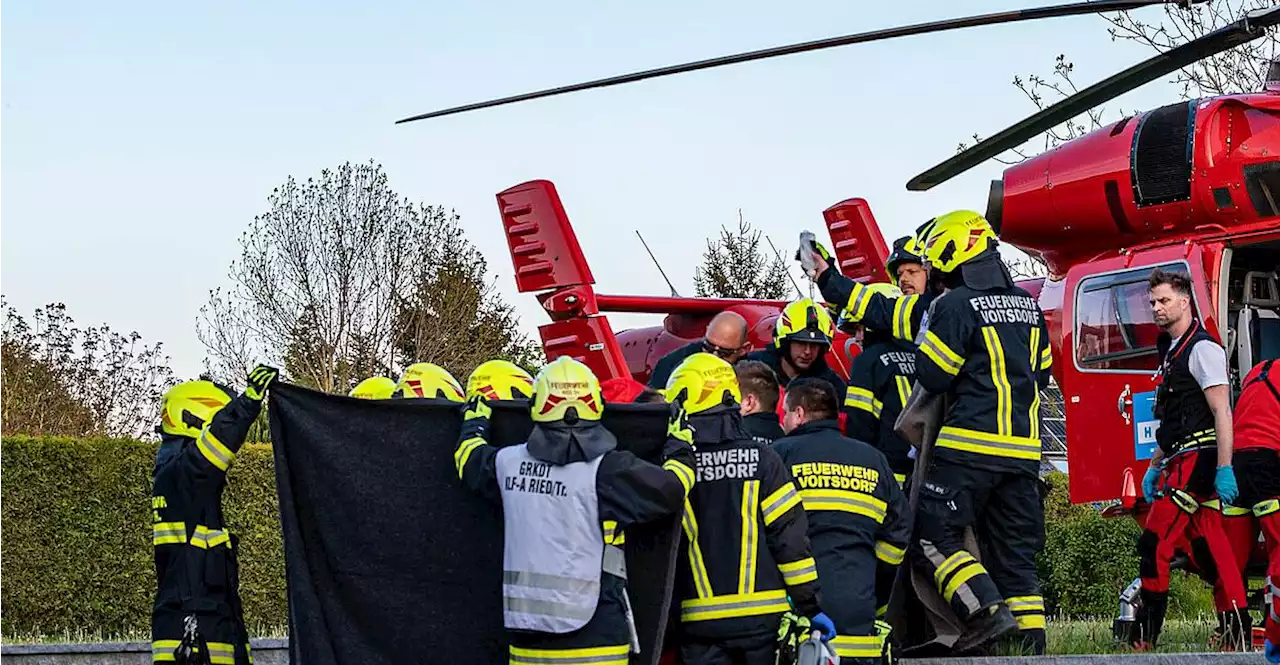 Mit Auto in Traktoranhänger gekracht