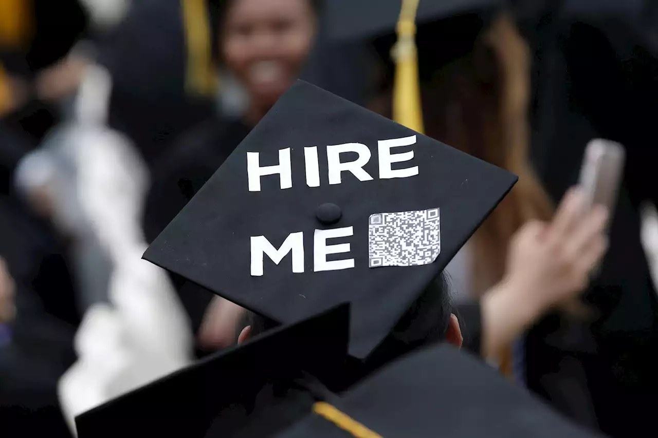 New College Graduates Are Overestimating Their Starting Salaries by $30,000, Report Finds