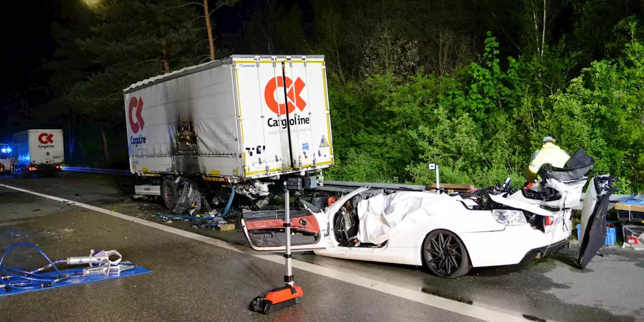 Horror-Unfall auf dem Frankenschnellweg: 21-Jähriger kracht mit Auto in Lkw-Anhänger und stirbt