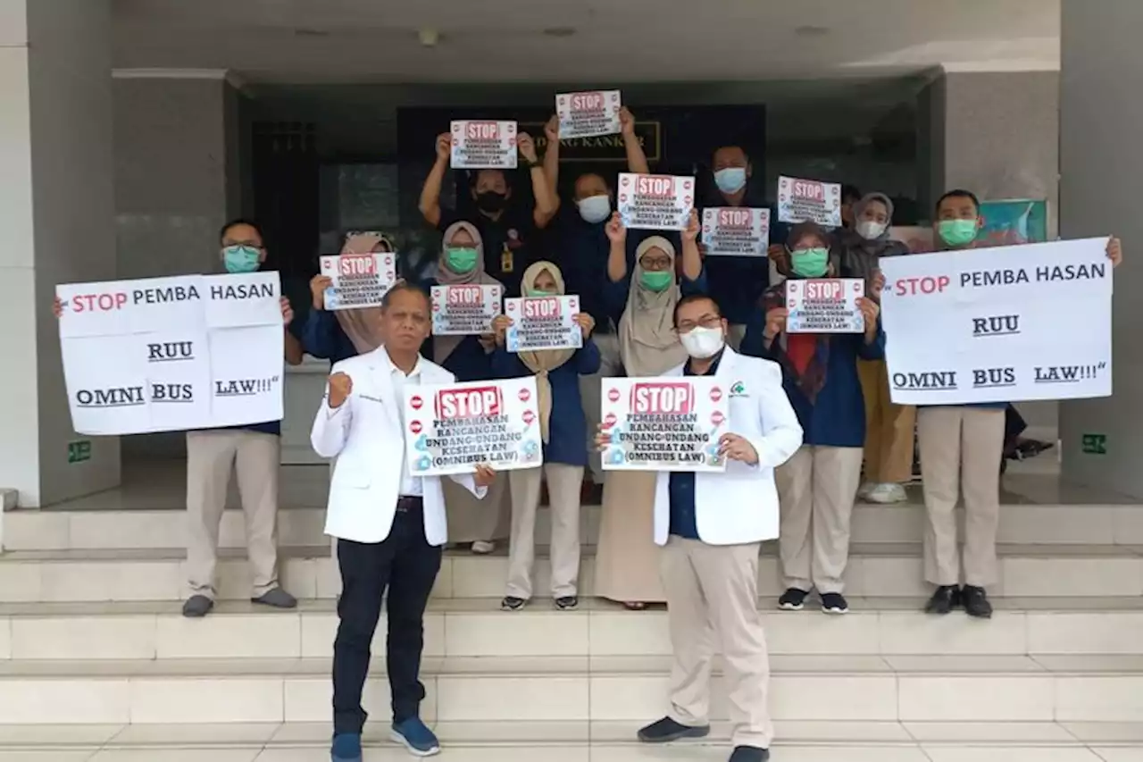 Mendukung Rekan Seprofesi Menolak RUU Kesehatan, Dokter dan Nakes di Bandung Gelar Aksi Damai