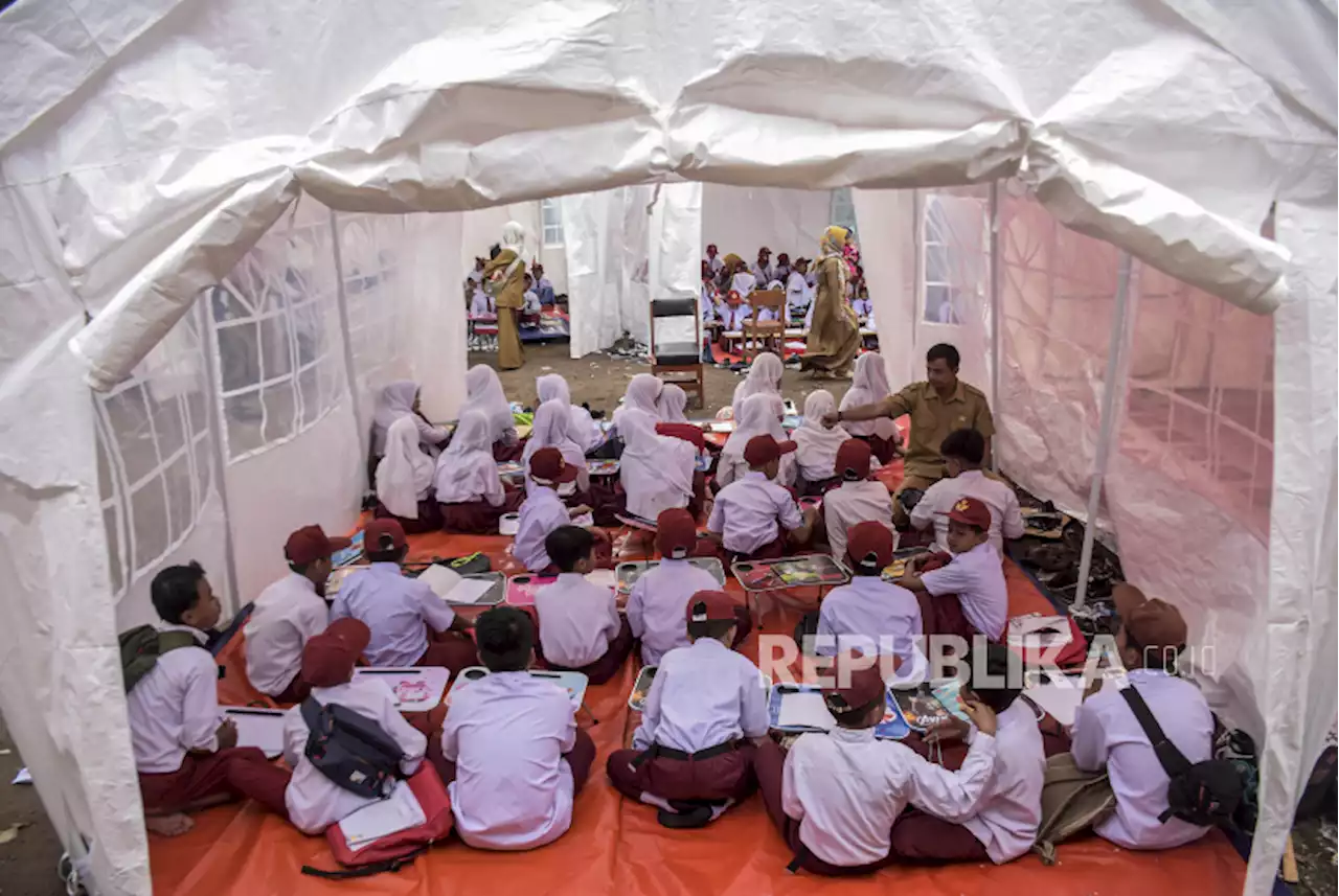 Sekolah Belum Diperbaiki, Masih Ada Siswa Cianjur Belajar di Tenda |Republika Online