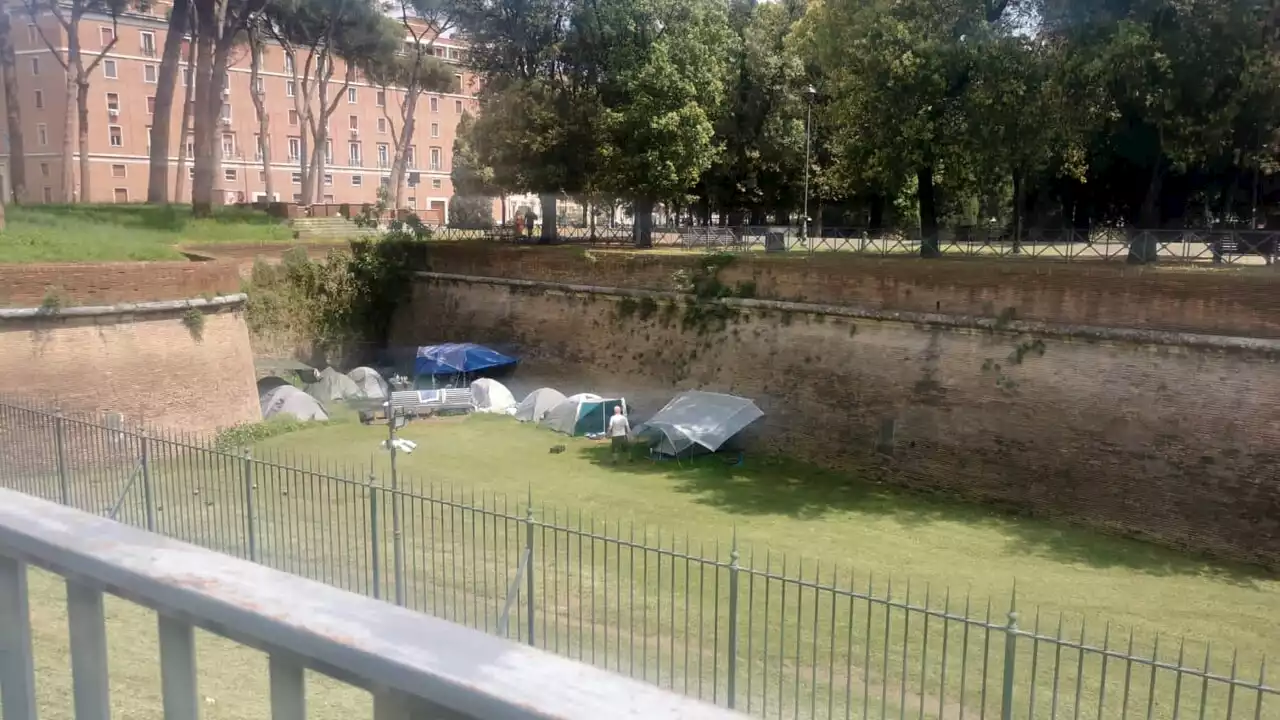 C’è una tendopoli all’ombra di Castel Sant’Angelo