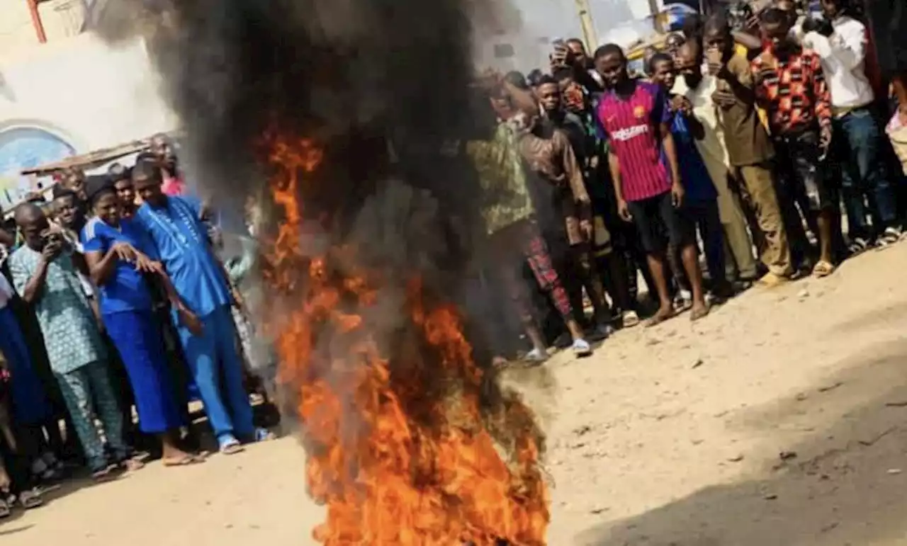 Mob Sets Ablaze Two Suspected Motorcycle Thieves In Oyo State | Sahara Reporters