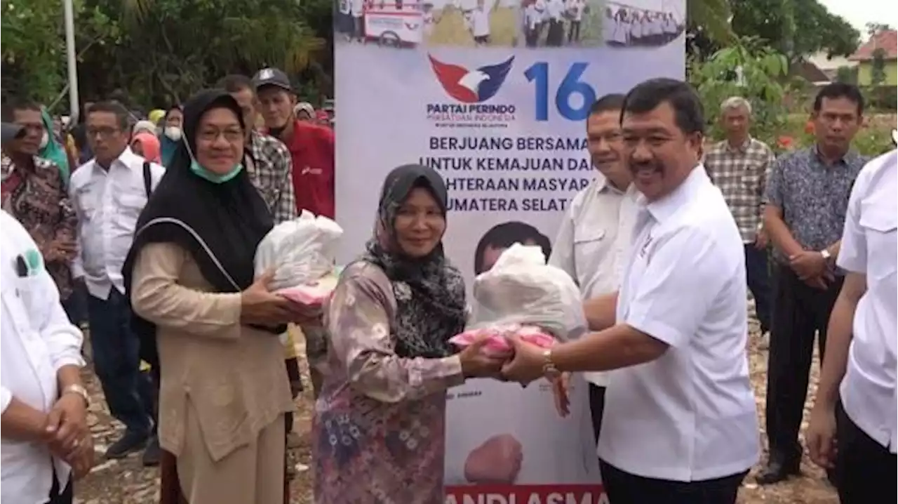 Bacaleg Partai Perindo Andi Asmara Bagikan 1.000 Paket Sembako