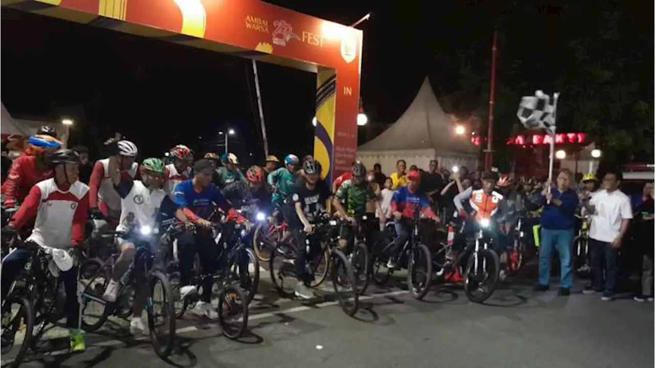 Diikuti Ribuan Orang, Intip Kemeriahan Night Fun Gowes di Alun-Alun Wonogiri