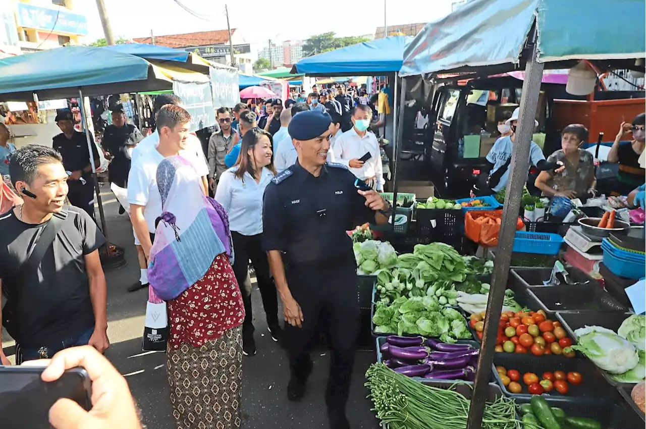 Top cop makes farewell visit to Jelutong market