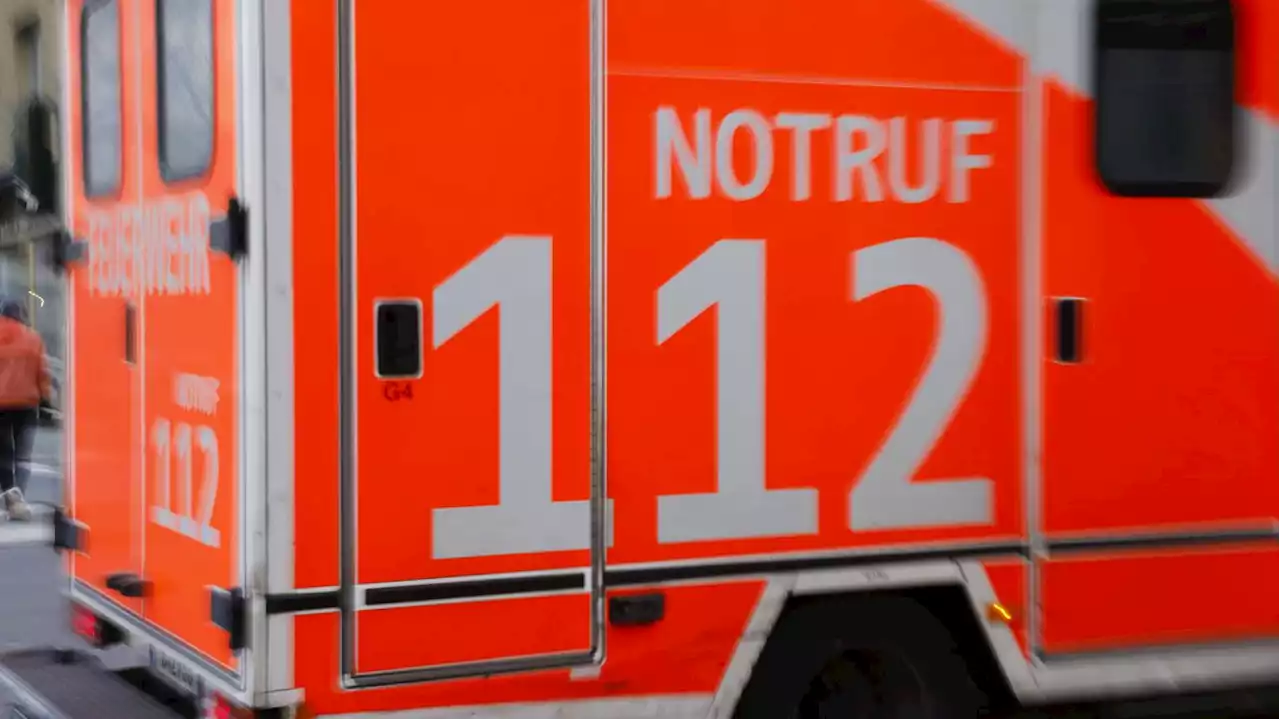 Schwerverletzte bei Unfall auf A11 in Brandenburg: Sattelschlepper gerät auf Gegenspur und rammt mehrere Autos