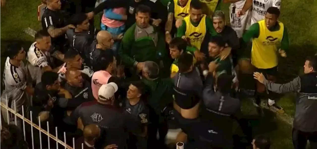 (VIDEO) El bochornoso final de Central Córdoba y Sarmiento: botellazos, empujones y peleas entre ¡los médicos! - TyC Sports