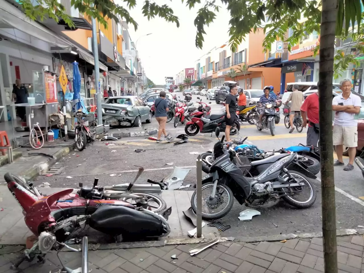 Seorang cedera, tujuh kenderaan rosak dirempuh pemandu sawan