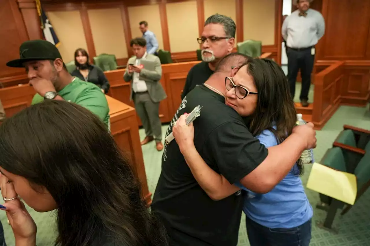 ‘Raise the age’ gun bill passes Texas committee after months of advocacy by Uvalde families