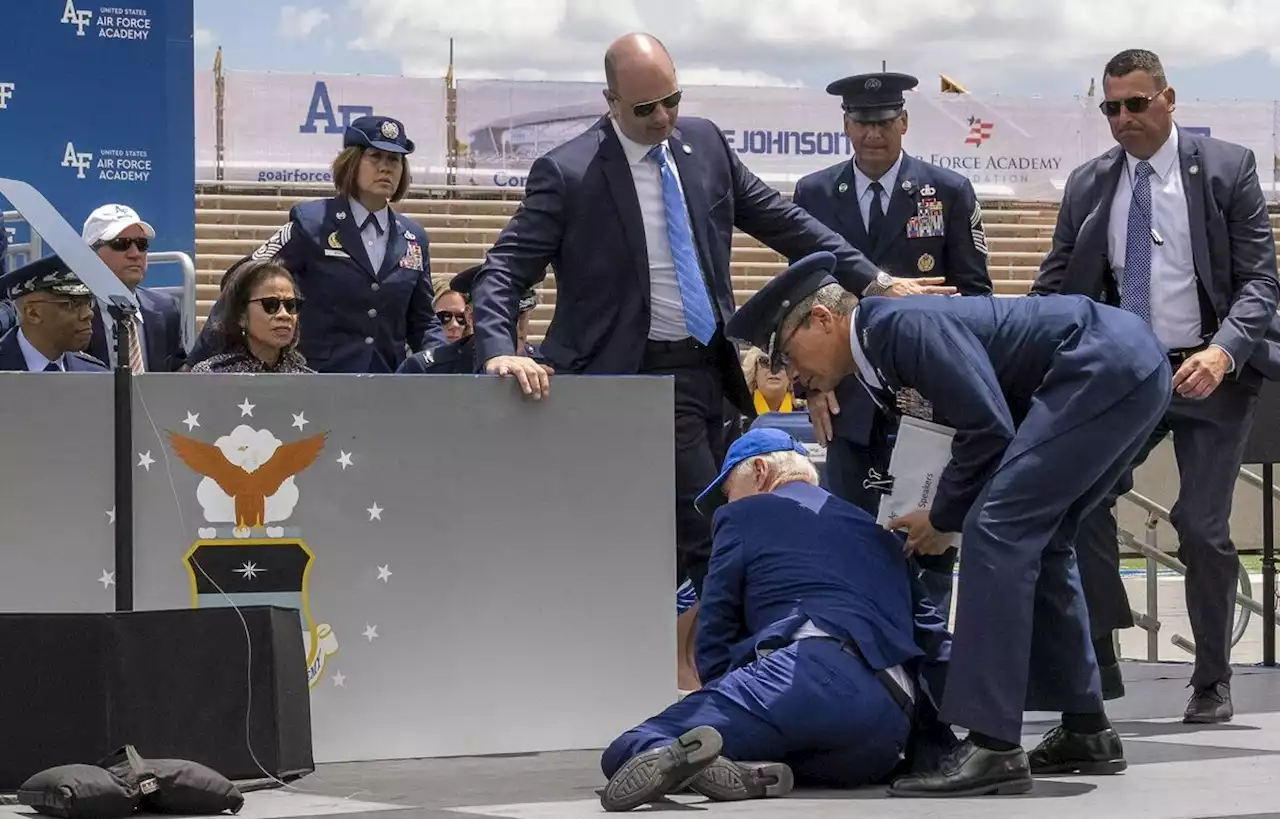 Biden trébuche et tombe sur scène lors d’une cérémonie militaire