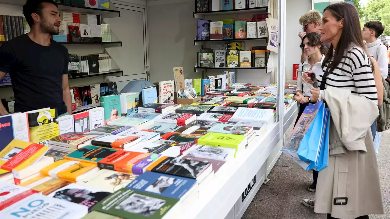 La reina Letizia visita por sorpresa la Feria del Libro de Madrid