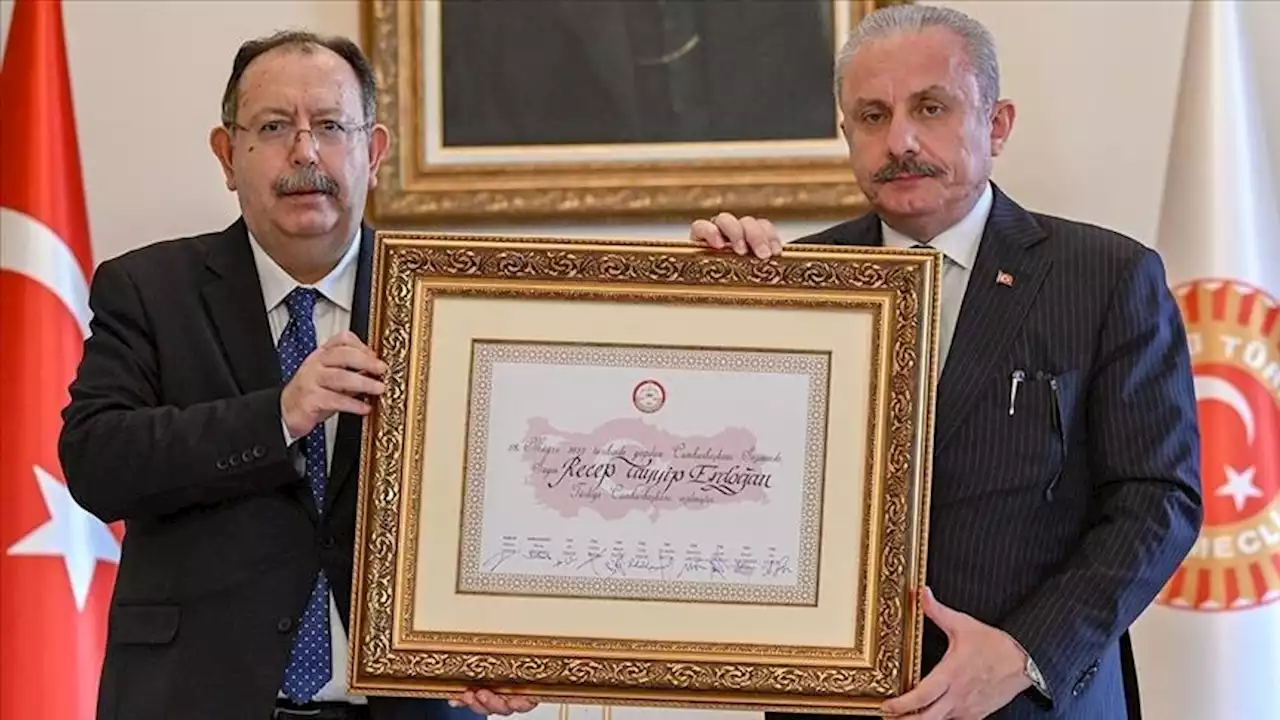 رئيس البرلمان التركي يستلم وثيقة الرئاسة الخاصة بأردوغان