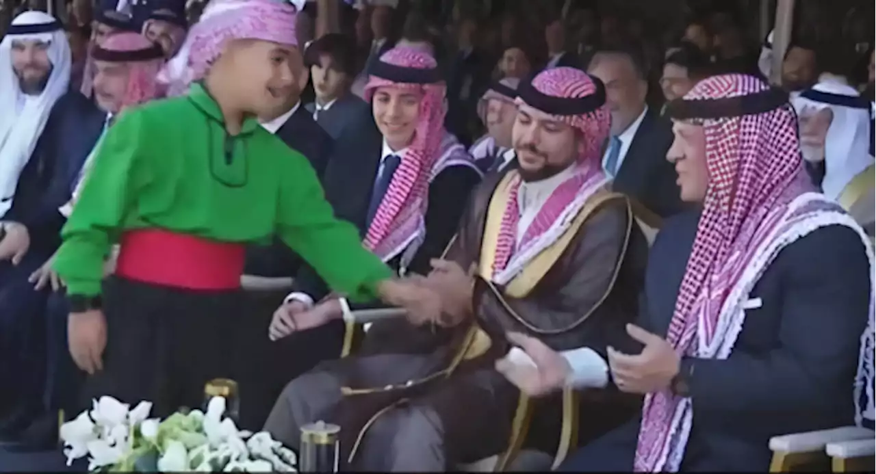 طفل يعطي ورقة لملك الأردن خلال وليمة زفاف الأمير الحسين.. ما محتواها؟