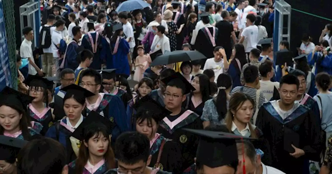 Chinese graduates lower their ambitions in moribund jobs market