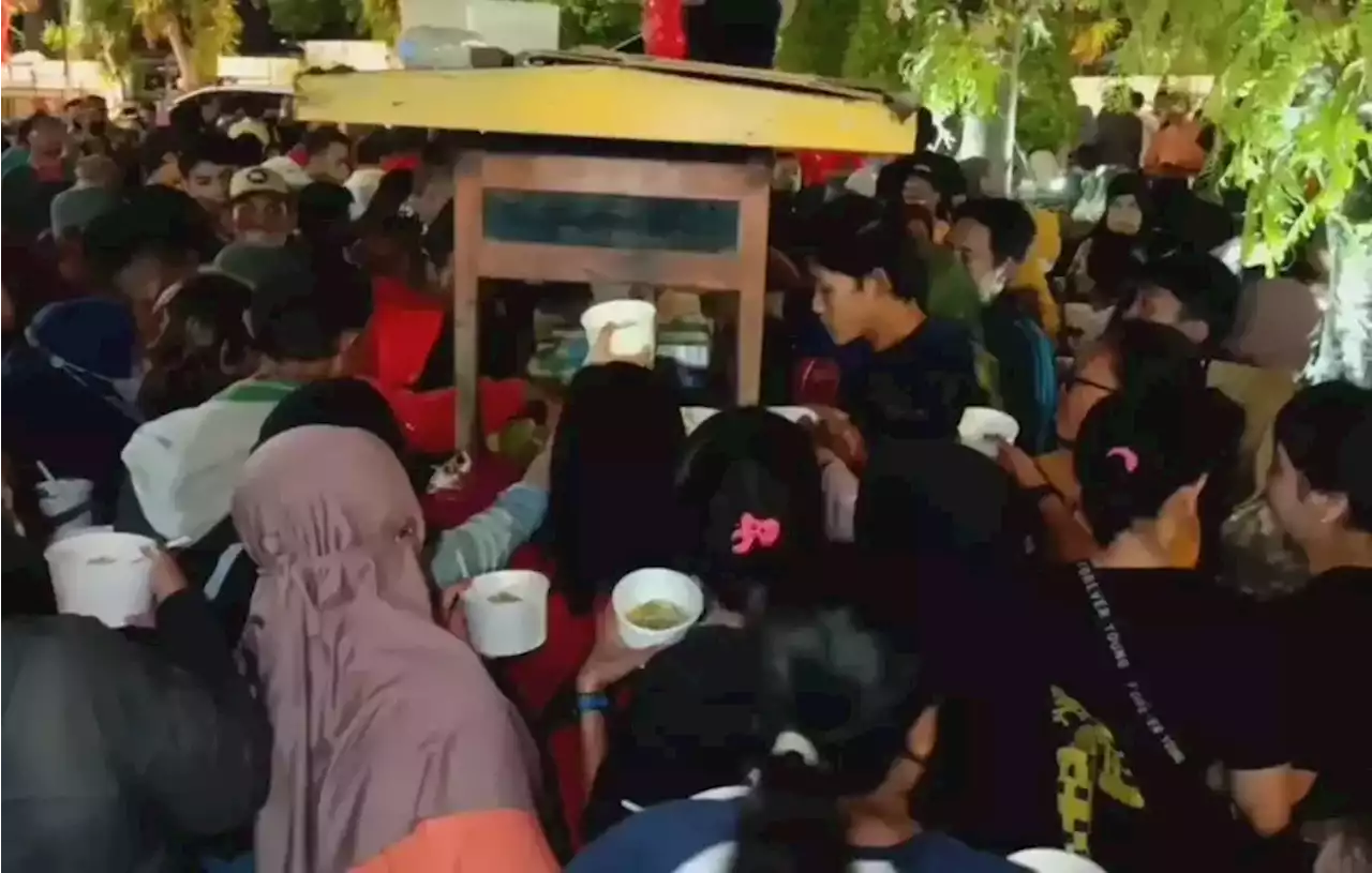 HUT ke-730 Surabaya, Ribuan Warga Berebut Makan Gratis