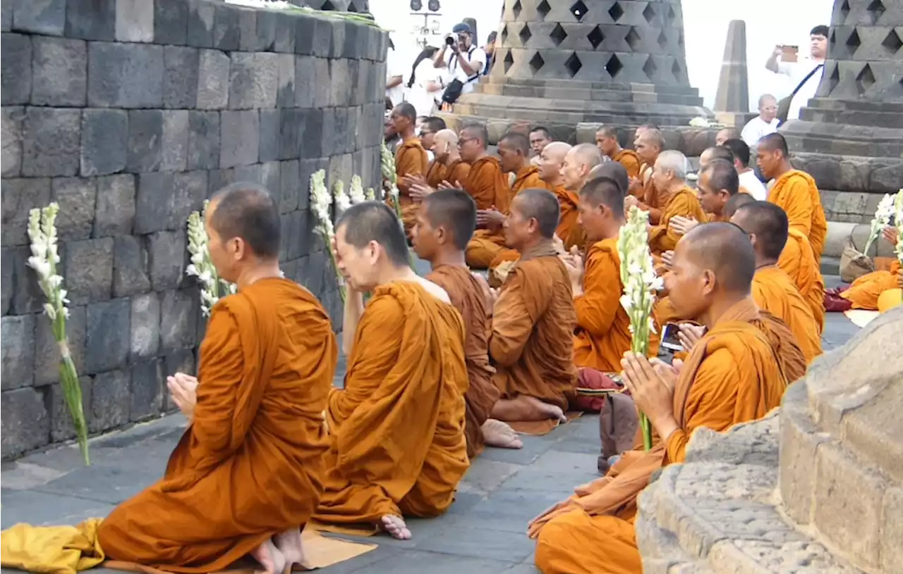 Sampai di Borobudur, Biksu Jalan Kaki dari Thailand Lakukan Puja Bhakti