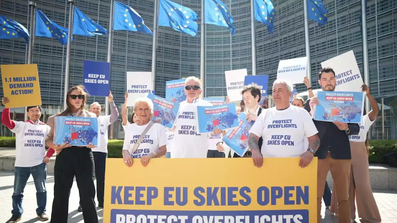 Ryanair delivers petition to European Commission calling for protection of overflights