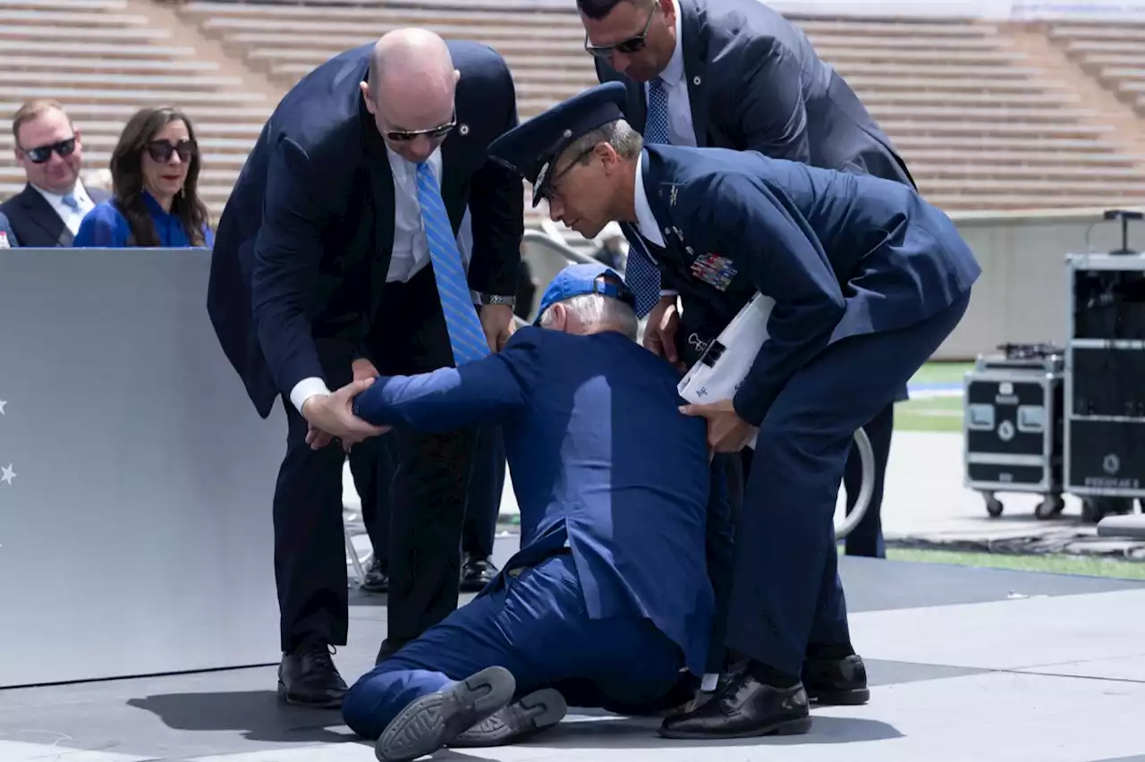 Vidéo : la chute de Joe Biden sur scène lors d'une cérémonie de l'armée de l'air