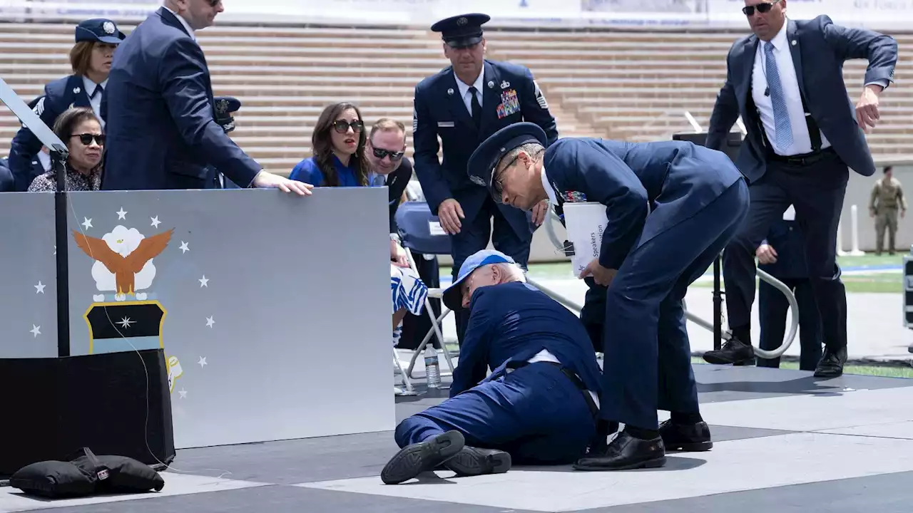 La Casa Blanca dice que Biden se encuentra bien después de un tropiezo durante la ceremonia de graduación de la Academia de la Fuerza Aérea