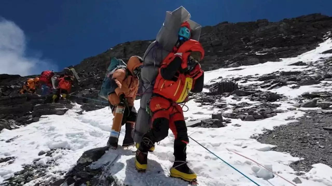 Sherpas pass up Everest summit in order to rescue missing climber | CNN