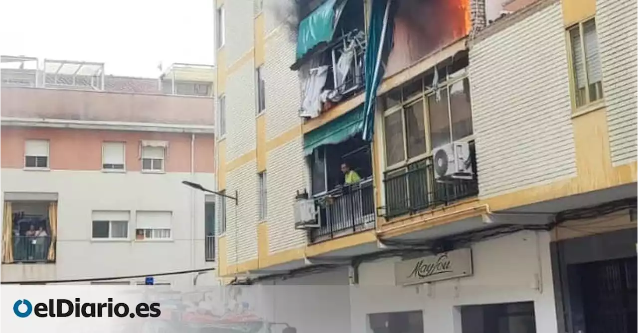 Un fallecido y 16 heridos, entre ellos dos policías y dos bomberos, en una explosión de gas en una vivienda de Badajoz