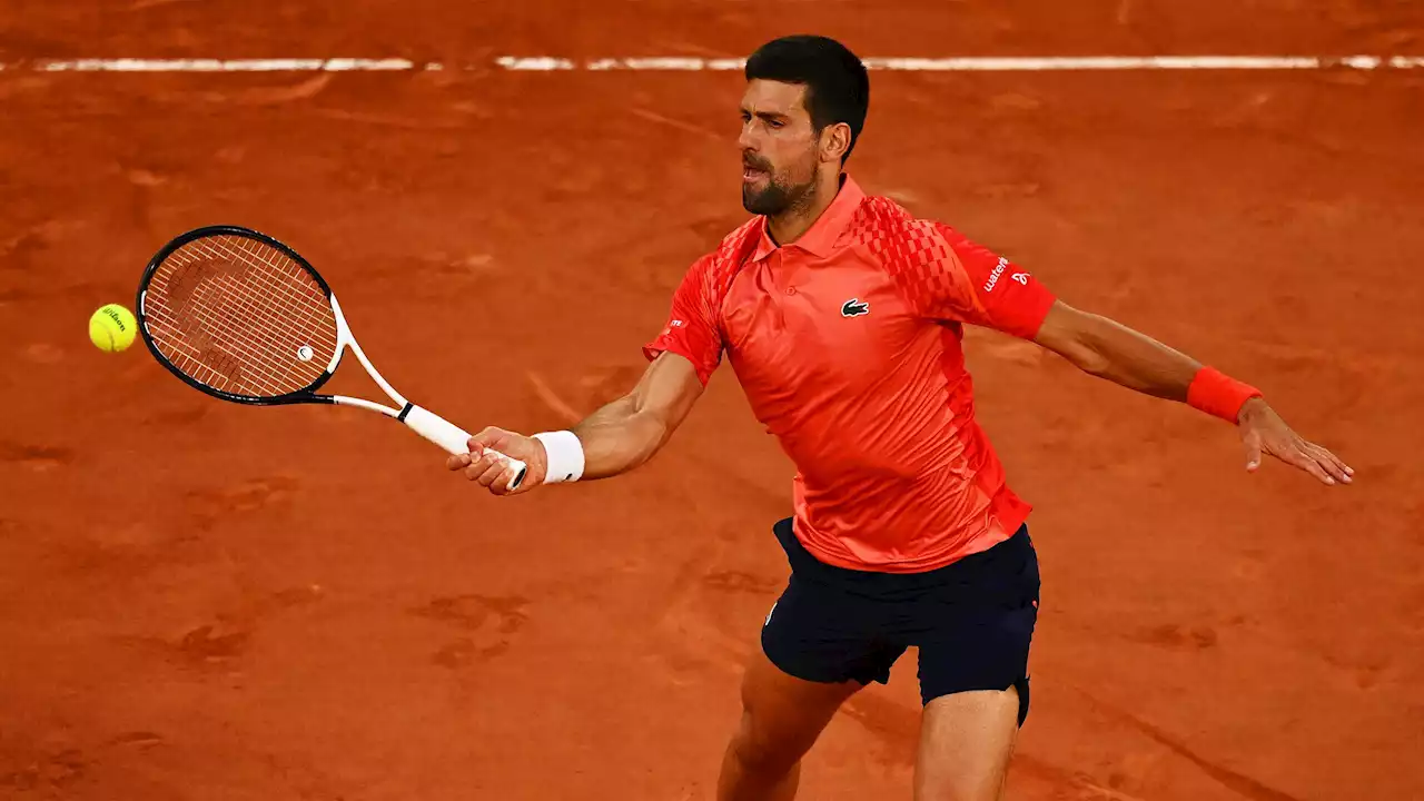 French Open - Novak Djokovic ringt Marton Fucsovics in drei Sätzen nieder und zieht in Runde 3 ein