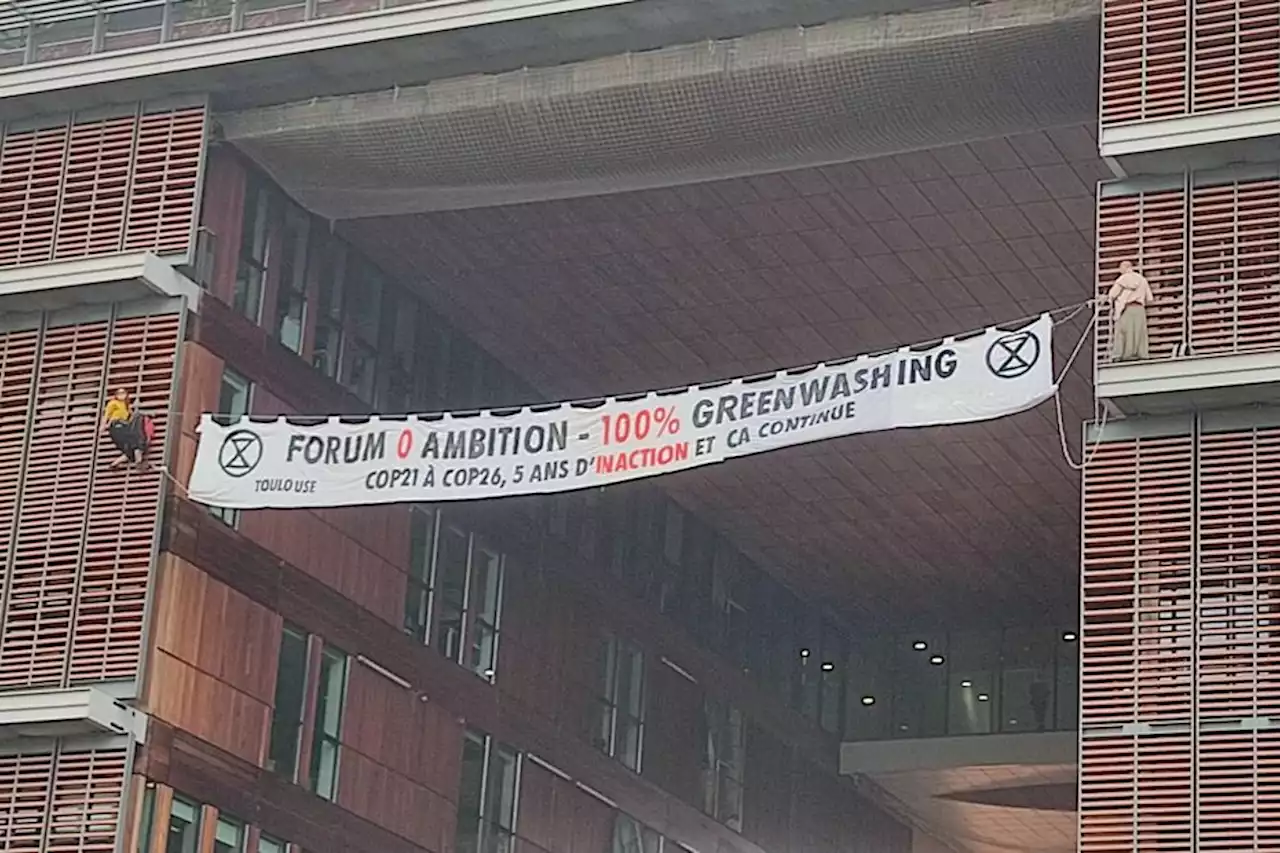 Des militants d'Extinction Rebellion escaladent la médiathèque de Toulouse pour dénoncer l'inaction climatique