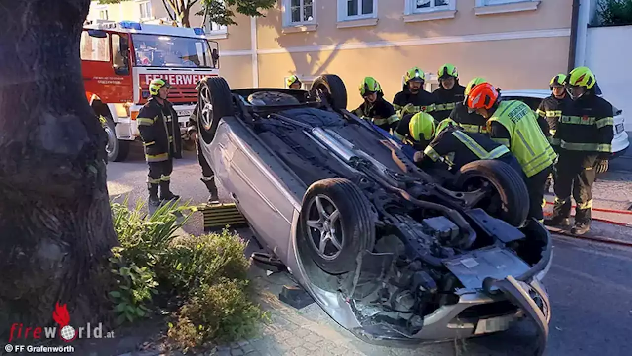 Nö: Anrückende Feuerwehrleute als Ersthelfer bei Pkw-Überschlag in Grafenwörth