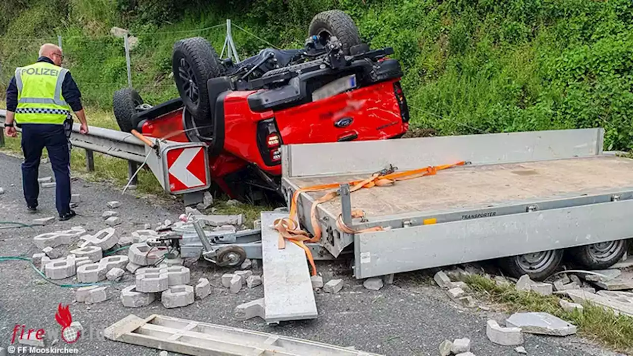 Stmk: Pkw mit Steinplatten beladenem Anhänger überschlägt sich auf der A 2 bei Mooskirchen