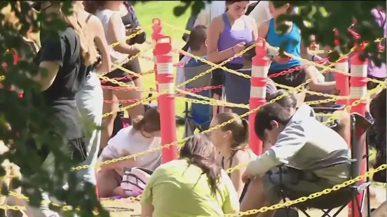 Long lines form for Taylor Swift tour merchandise ahead of Chicago show