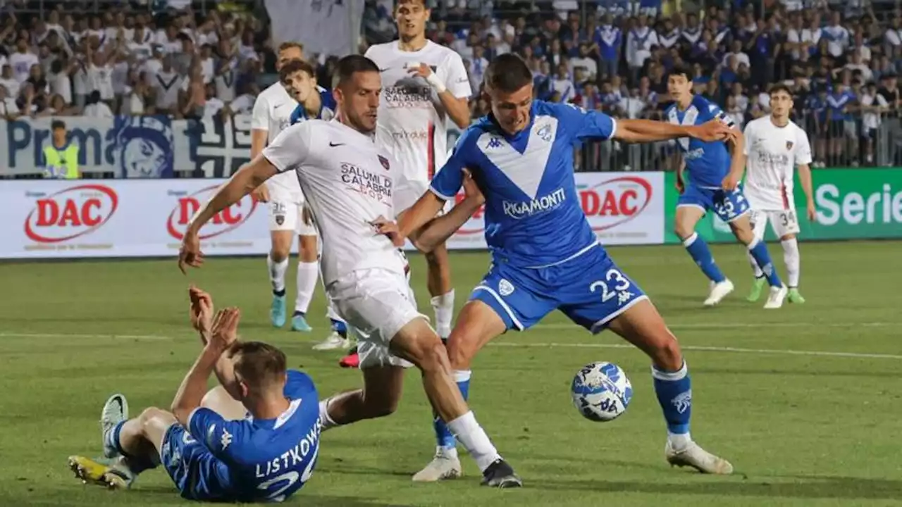 I tifosi del Brescia lanciano fumogeni e oggetti in campo. Sospeso al 96' il playout col Cosenza