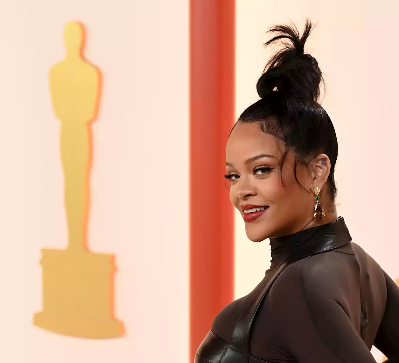 Rihanna dévoile ses cuisses dans un look streetwear à la pointe du style