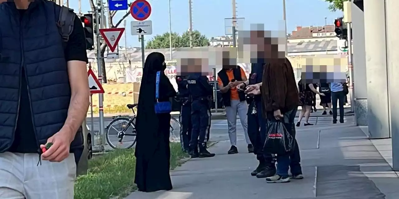 Rassismus-Attacke in Wien! Mann reißt Frau Burka vom Kopf