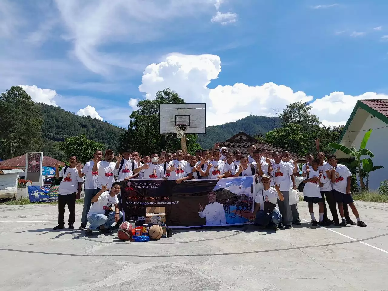 Sukarelawan OMG Merenovasi Lapangan Basket Bareng Masyarakat Balige