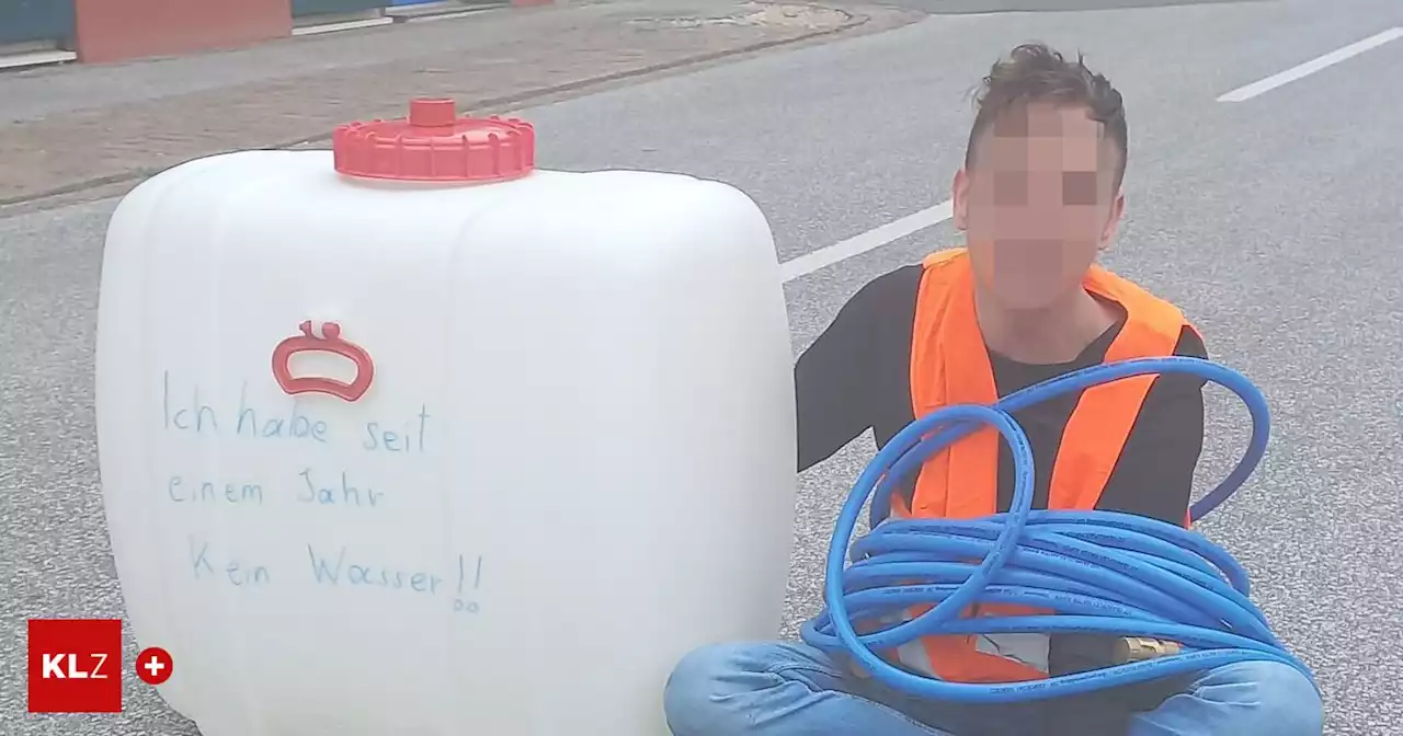 Seit einem Jahr kein Wasser: Mann klebte sich aus Protest auf Straße in Markt Hartmannsdorf fest