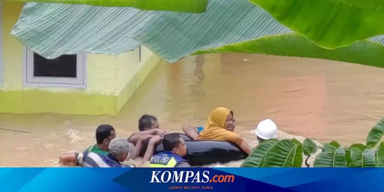 Cerita Bripka Donni Evakuasi Nenek yang Terjebak Banjir 2 Meter di Indragiri Hulu Riau