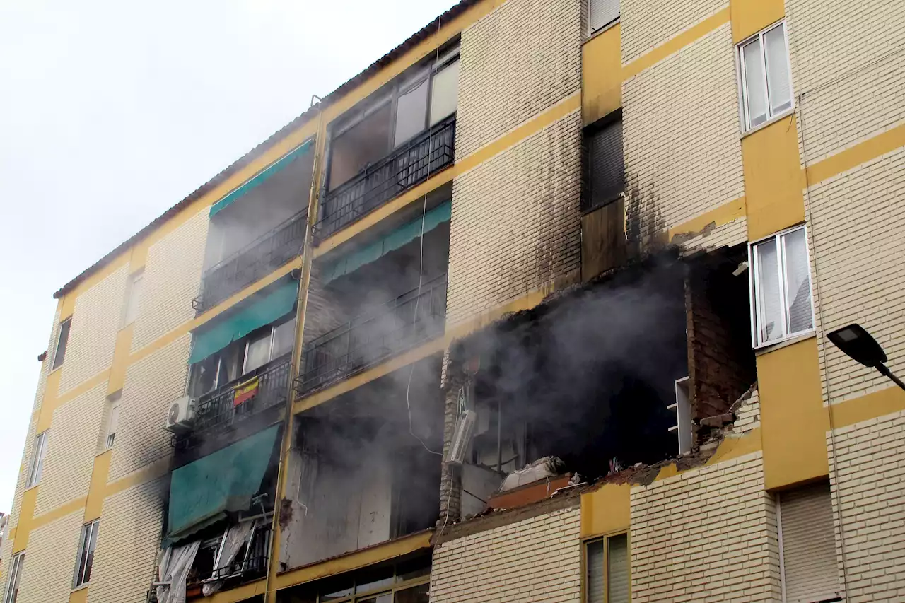 Un muerto y 16 heridos por la explosión de gas en una vivienda en un bloque de pisos en Badajoz