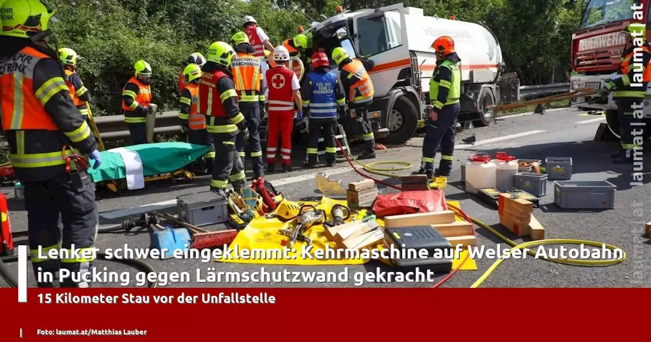 Lenker schwer eingeklemmt: Kehrmaschine auf Welser Autobahn in Pucking gegen Lärmschutzwand gekracht | laumat|at