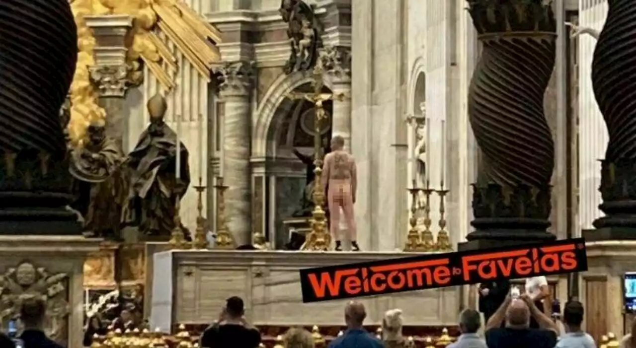 Vaticano, uomo nudo sull'altare maggiore della basilica di San Pietro