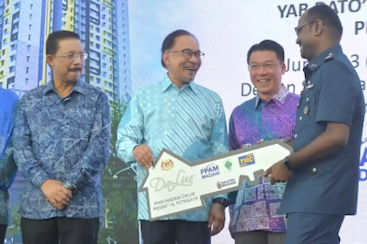 At Madani Dalur handover, Anwar says Putrajaya finding new ways to tackle lack of affordable homes (VIDEO)