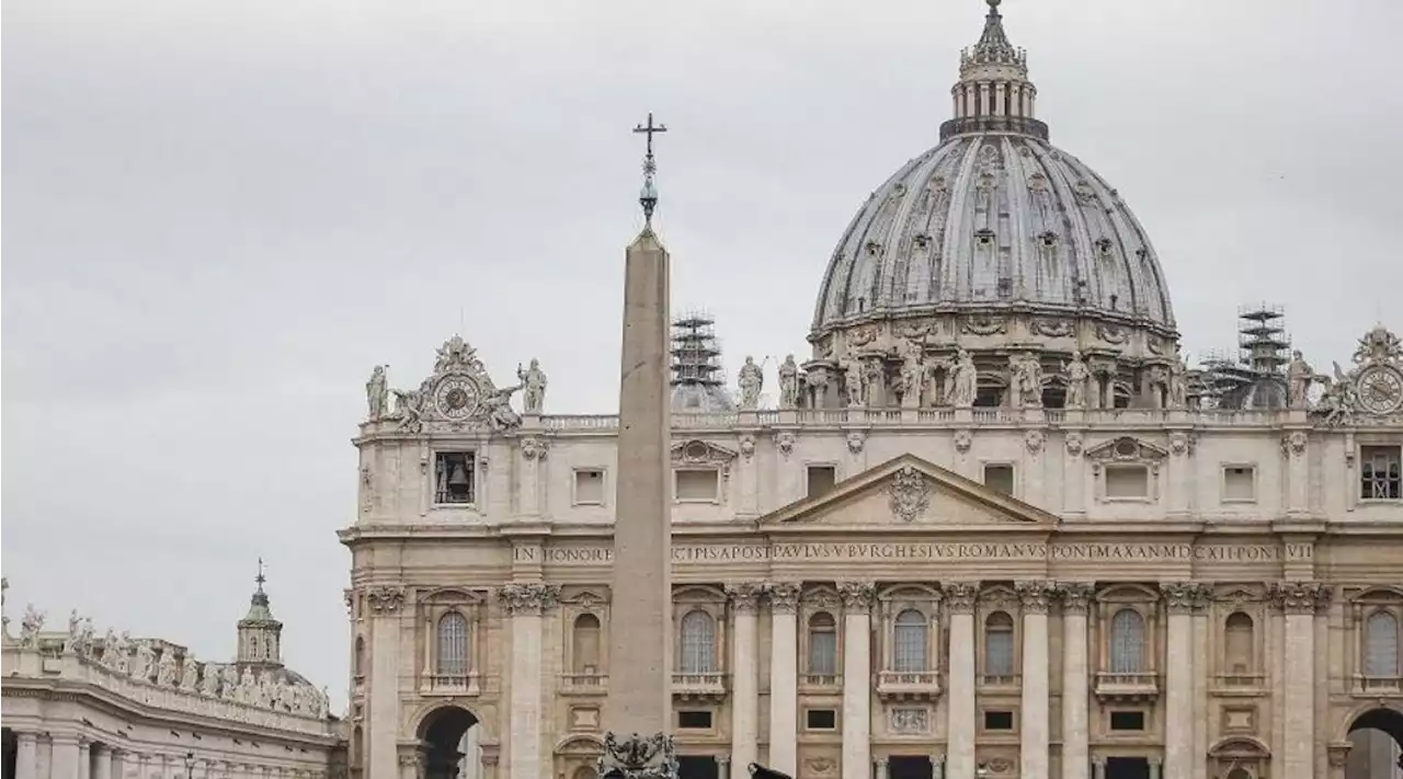 Roma, uomo filo ucraino si denuda sull'altare di San Pietro