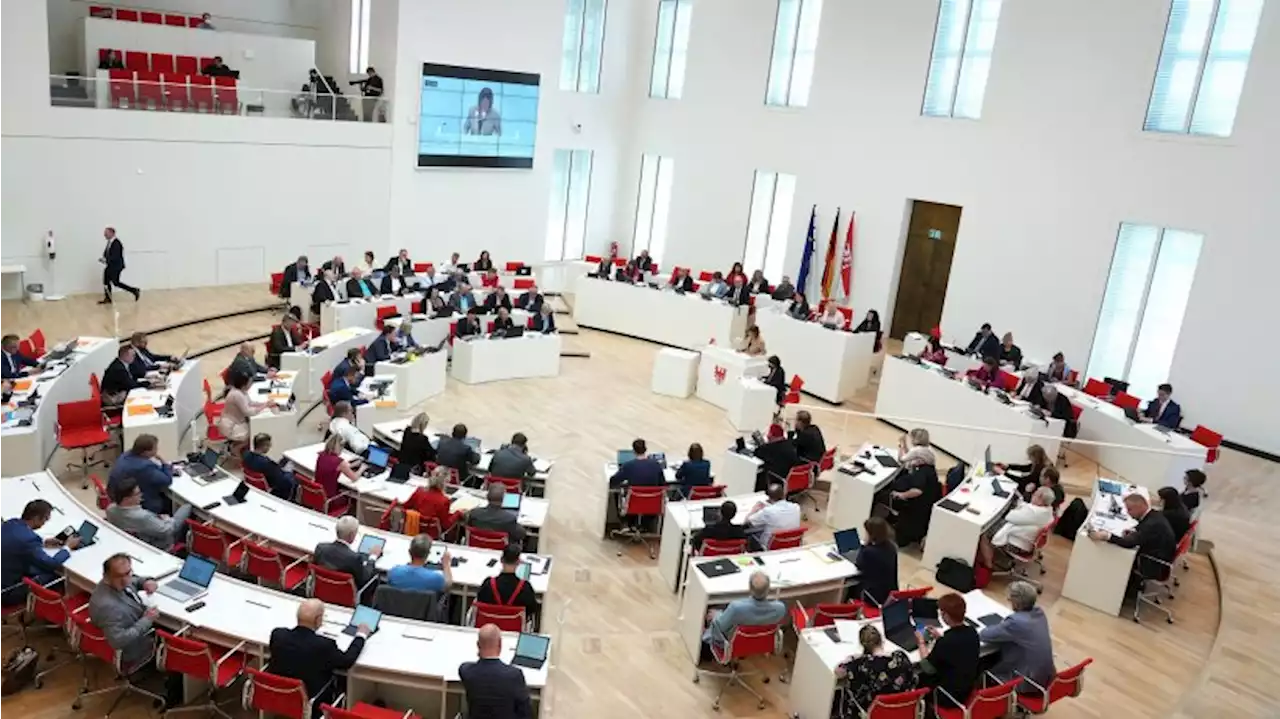 Rund 200 Kinder sind in Staatskanzlei und Landtag zu Besuch